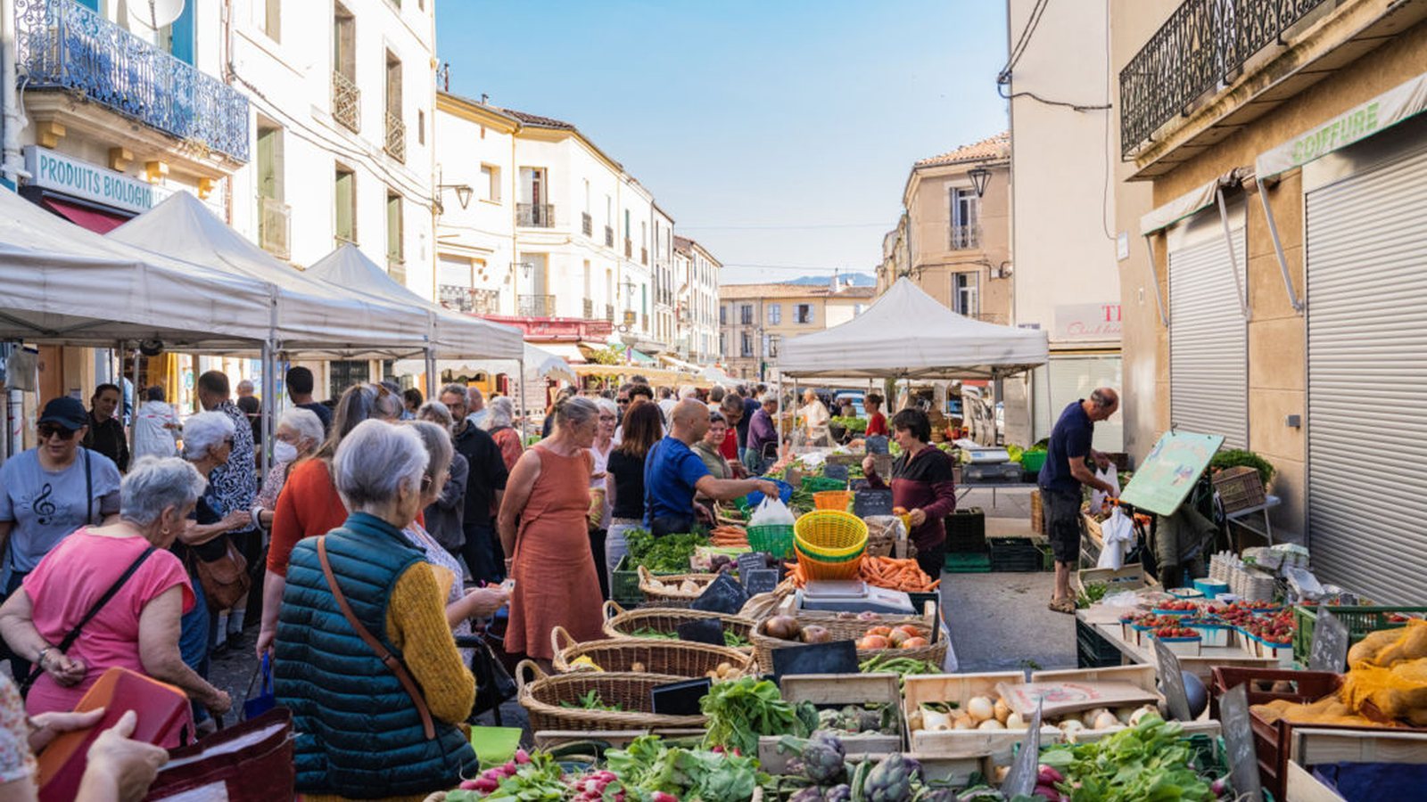 Marché provençal en centre-ville, étals de fruits et légumes